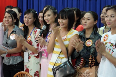 Người đẹp hát “dở”, các cụ vẫn khen hay! - 1