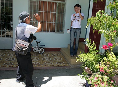 Người đẹp hát “dở”, các cụ vẫn khen hay! - 2