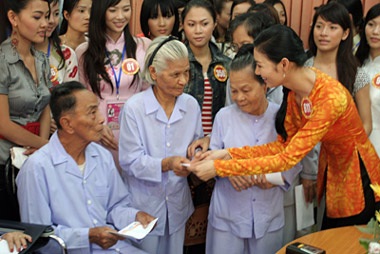 Người đẹp hát “dở”, các cụ vẫn khen hay! - 5