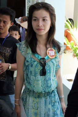 Người đẹp hát “dở”, các cụ vẫn khen hay! - 6