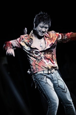 Tuấn Hưng: Không đủ cao để với “chân dài” - 1