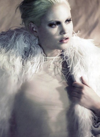 Behati Prinsloo: Lạ mắt với tóc bạch kim - 2 Behati Prinsloo: Lạ mắt với tóc bạch kim - 2