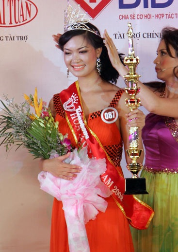 Tiếp cận Tân hoa hậu Việt Nam sau phút đăng quang - 1