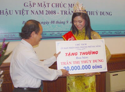 Vẫn khen thưởng hoa hậu Thùy Dung, dù còn vấn đề “này kia”... - 1