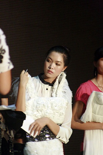 Hoa hậu Trần Thị Thùy Dung trở lại với sàn diễn thời trang - 5 Hoa hậu Trần Thị Thùy Dung trở lại với sàn diễn thời trang - 5