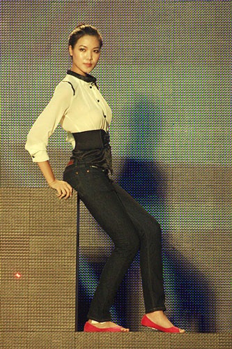 Hoa hậu Trần Thị Thùy Dung trở lại với sàn diễn thời trang - 7 Hoa hậu Trần Thị Thùy Dung trở lại với sàn diễn thời trang - 7