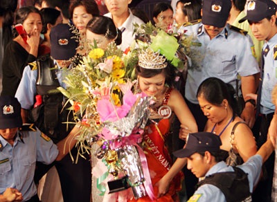 Tiếp cận Tân hoa hậu Việt Nam sau phút đăng quang - 2