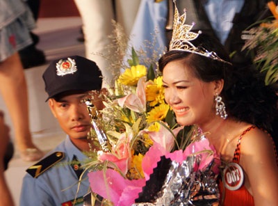 Tiếp cận Tân hoa hậu Việt Nam sau phút đăng quang - 3