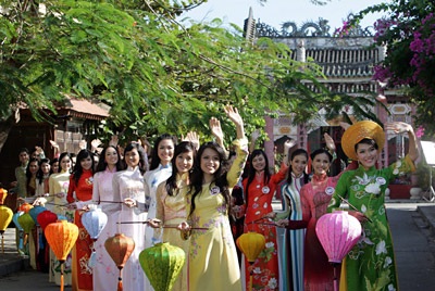 Một thí sinh của Hoa hậu Việt Nam bị ngất xỉu - 6