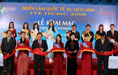 Hoa hậu Thùy Lâm cùng Hoa hậu Trái đất đi dự triển lãm - 2