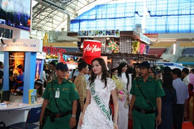 Hoa hậu Thùy Lâm cùng Hoa hậu Trái đất đi dự triển lãm - 5