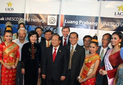 Hoa hậu Thùy Lâm cùng Hoa hậu Trái đất đi dự triển lãm - 1