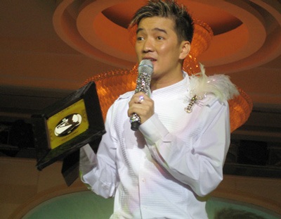 Mr Đàm lịch lãm trong “Dạ tiệc trắng” - 8 Mr Đàm lịch lãm trong “Dạ tiệc trắng” - 8