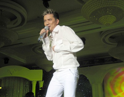 Mr Đàm lịch lãm trong “Dạ tiệc trắng” - 2 Mr Đàm lịch lãm trong “Dạ tiệc trắng” - 2