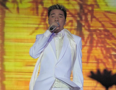 Mr Đàm lịch lãm trong “Dạ tiệc trắng” - 3 Mr Đàm lịch lãm trong “Dạ tiệc trắng” - 3