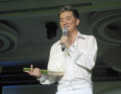 Mr Đàm lịch lãm trong “Dạ tiệc trắng” - 5 Mr Đàm lịch lãm trong “Dạ tiệc trắng” - 5