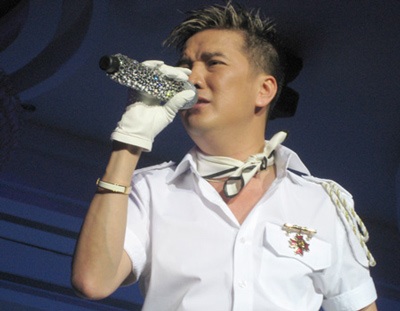 Mr Đàm lịch lãm trong “Dạ tiệc trắng” - 6 Mr Đàm lịch lãm trong “Dạ tiệc trắng” - 6