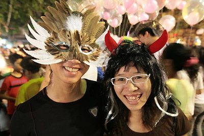 Chùm ảnh: Xa lạ những gương mặt đêm rằm - 10