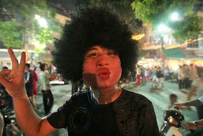 Chùm ảnh: Xa lạ những gương mặt đêm rằm - 1