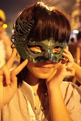 Chùm ảnh: Xa lạ những gương mặt đêm rằm - 12