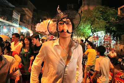 Chùm ảnh: Xa lạ những gương mặt đêm rằm - 14