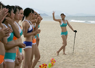 Người đẹp “hăng” quá hoá… “thương đau”! - 16