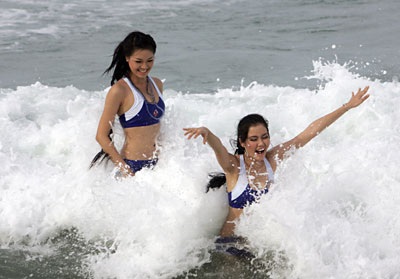 Người đẹp “hăng” quá hoá… “thương đau”! - 2