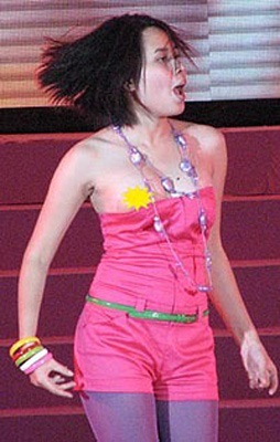 Tụt áo, hở ngực... chuyện nhỏ - 3