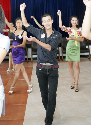 Các người đẹp bước vào vòng đua “nước rút” - 2