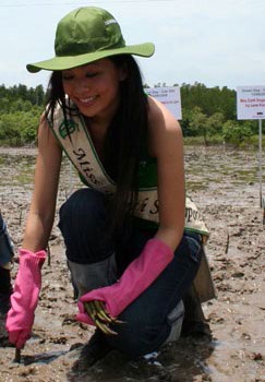 Chùm ảnh: Hoa hậu Trái đất thu dọn rác trên bãi biển - 13 Chùm ảnh: Hoa hậu Trái đất thu dọn rác trên bãi biển - 13