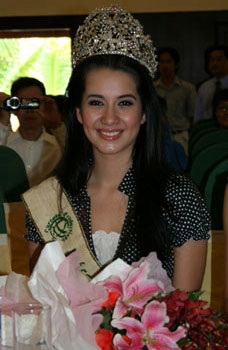 Chùm ảnh: Hoa hậu Trái đất thu dọn rác trên bãi biển - 5 Chùm ảnh: Hoa hậu Trái đất thu dọn rác trên bãi biển - 5