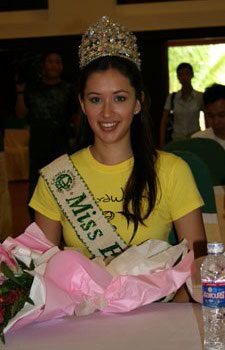 Chùm ảnh: Hoa hậu Trái đất thu dọn rác trên bãi biển - 4 Chùm ảnh: Hoa hậu Trái đất thu dọn rác trên bãi biển - 4