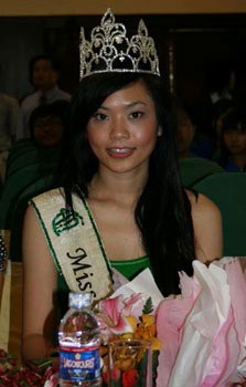 Chùm ảnh: Hoa hậu Trái đất thu dọn rác trên bãi biển - 6 Chùm ảnh: Hoa hậu Trái đất thu dọn rác trên bãi biển - 6