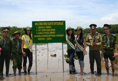 Chùm ảnh: Hoa hậu Trái đất thu dọn rác trên bãi biển - 16 Chùm ảnh: Hoa hậu Trái đất thu dọn rác trên bãi biển - 16