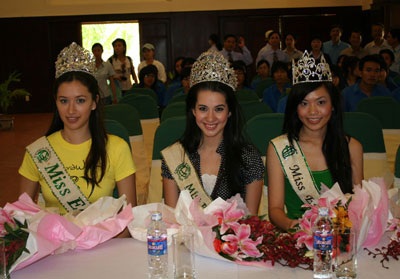 Chùm ảnh: Hoa hậu Trái đất thu dọn rác trên bãi biển - 3 Chùm ảnh: Hoa hậu Trái đất thu dọn rác trên bãi biển - 3