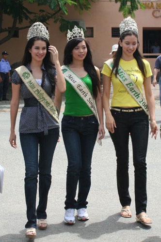 Chùm ảnh: Hoa hậu Trái đất thu dọn rác trên bãi biển - 2 Chùm ảnh: Hoa hậu Trái đất thu dọn rác trên bãi biển - 2