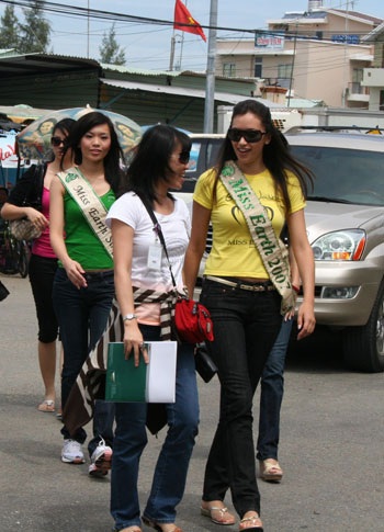 Chùm ảnh: Hoa hậu Trái đất thu dọn rác trên bãi biển - 1 Chùm ảnh: Hoa hậu Trái đất thu dọn rác trên bãi biển - 1