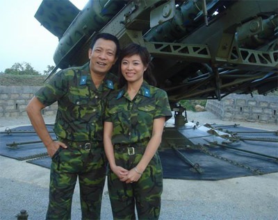 MC Hoàng Linh bị cuốn hút bởi những anh chàng đẹp trai!  - 1