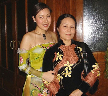 Trong mắt mẹ, Hoa hậu Ngô Phương Lan vẫn là… “bé Mèo” - 1