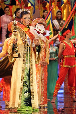 Trong mắt mẹ, Hoa hậu Ngô Phương Lan vẫn là… “bé Mèo” - 3