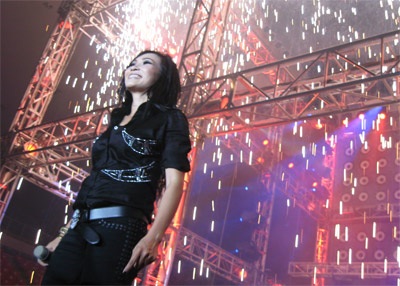 "Mưa show" và sức bền của Phương Thanh - 2 "Mưa show" và sức bền của Phương Thanh - 2