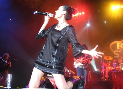 Minh Thư bốc lửa trong chiếc váy ngắn!  - 1