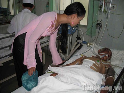 Hoa hậu Mai Phương Thúy thăm nạn nhân sập cầu Cần Thơ - 1 Hoa hậu Mai Phương Thúy thăm nạn nhân sập cầu Cần Thơ - 1