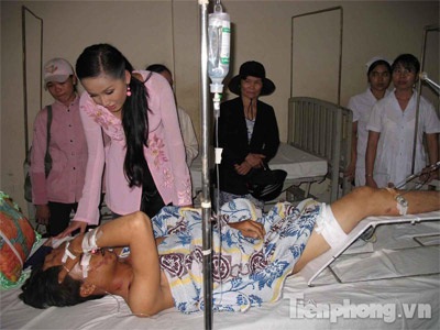 Hoa hậu Mai Phương Thúy thăm nạn nhân sập cầu Cần Thơ - 3 Hoa hậu Mai Phương Thúy thăm nạn nhân sập cầu Cần Thơ - 3