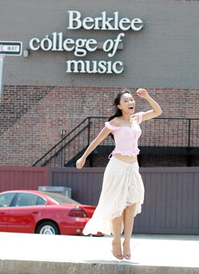 Đoan Trang hút hồn một chàng trai Mỹ!  - 1