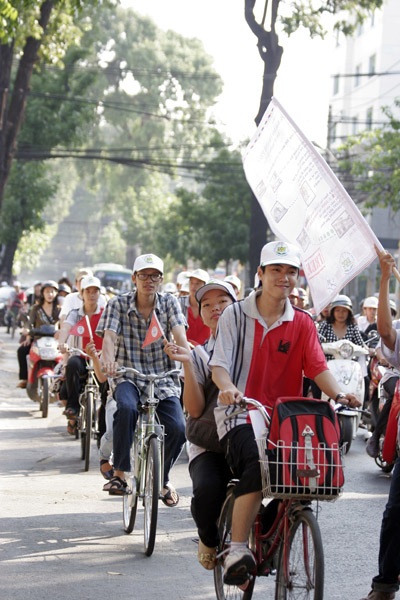 Đông đảo bạn trẻ diễu hành quảng bá “Giờ trái đất” tại TPHCM - 6 Đông đảo bạn trẻ diễu hành quảng bá “Giờ trái đất” tại TPHCM - 6