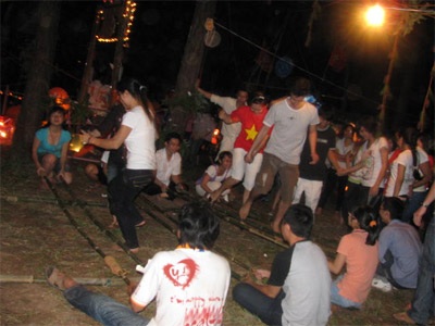 Sinh viên Huế “ngẫu hứng” với hội trại 26/3 - 3