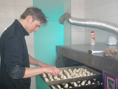 Chàng trai người Mỹ bán bánh mì ở Bắc Kinh - 1