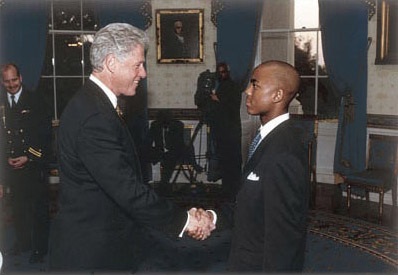 Chú bé trở thành triệu phú bắt đầu từ… tình thương mẹ - 3