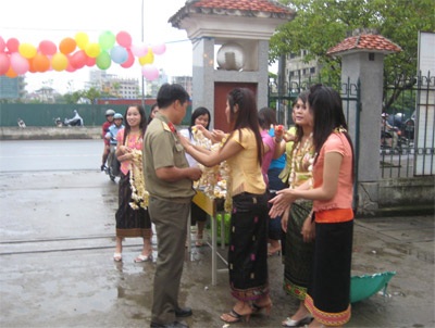 Sinh viên Lào vui tết Bunpimay trên đất Cố đô - 2 Sinh viên Lào vui tết Bunpimay trên đất Cố đô - 2